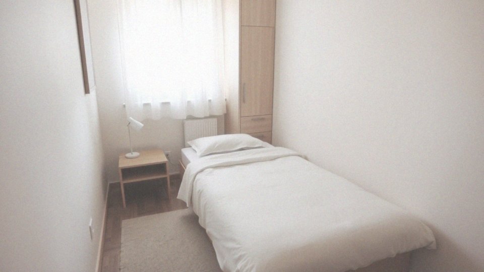 Jak ustawić łóżko w małej sypialni, aby maksymalnie wykorzystać przestrzeń?
